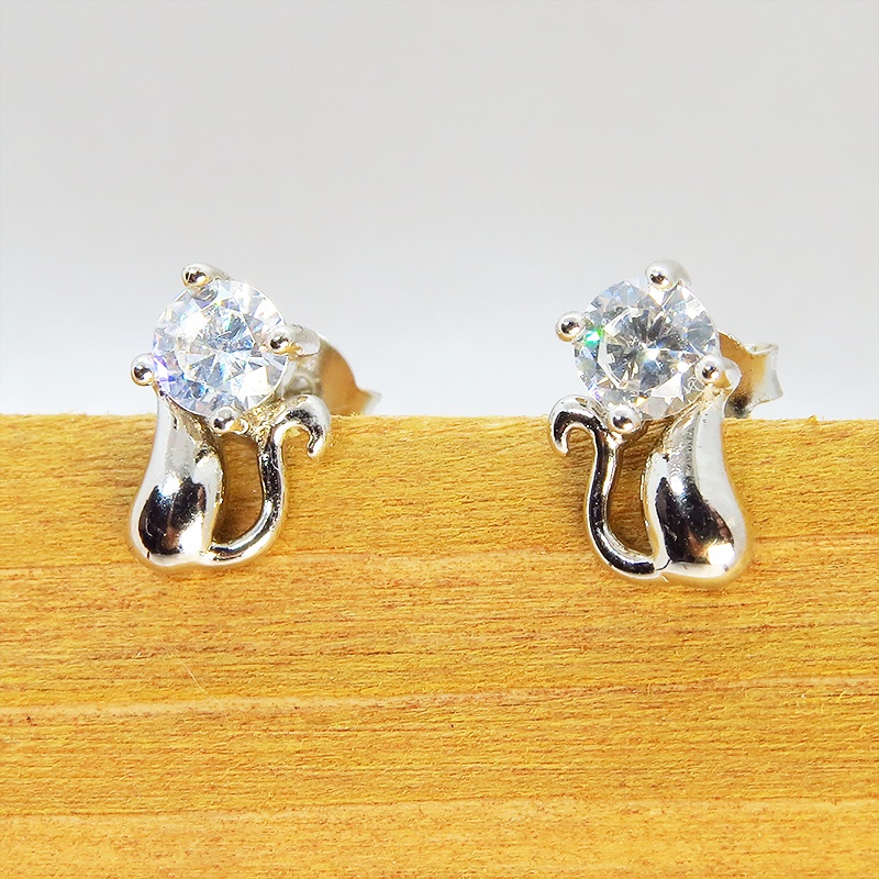 シルバー925 キュービックジルコニアの猫のシルエットのワンポイントピアス スタッド 大人可愛い