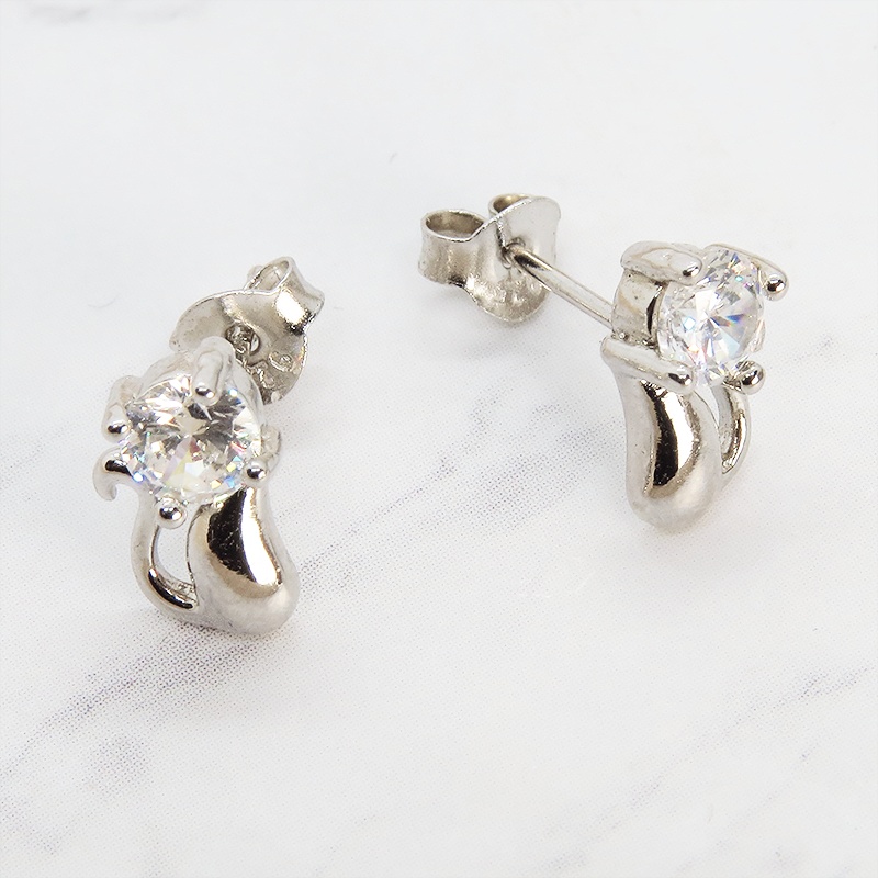 シルバー925 キュービックジルコニアの猫のシルエットのワンポイントピアス スタッド 大人可愛い