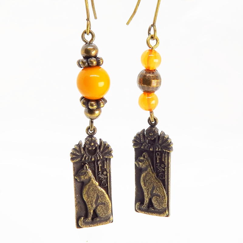 プレート タグ アシンメトリーピアス 猫の神様バステト エジプト神 アンティーク風 アクリル 真鍮 エスニック オレンジ