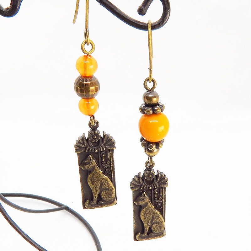 プレート タグ アシンメトリーピアス 猫の神様バステト エジプト神 アンティーク風 アクリル 真鍮 エスニック オレンジ