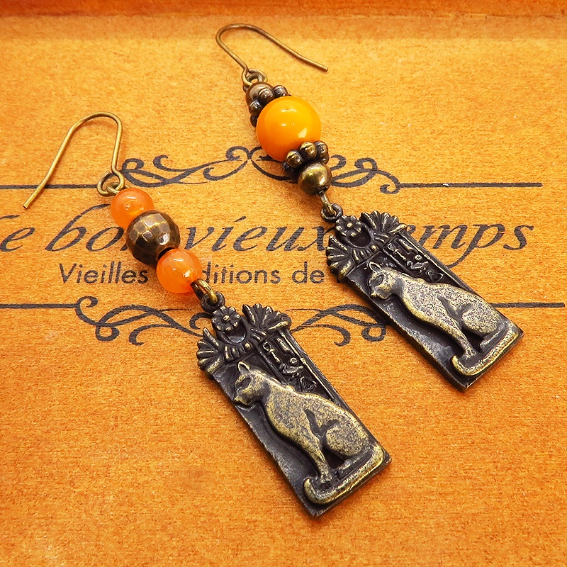 プレート タグ アシンメトリーピアス 猫の神様バステト エジプト神 アンティーク風 アクリル 真鍮 エスニック オレンジ