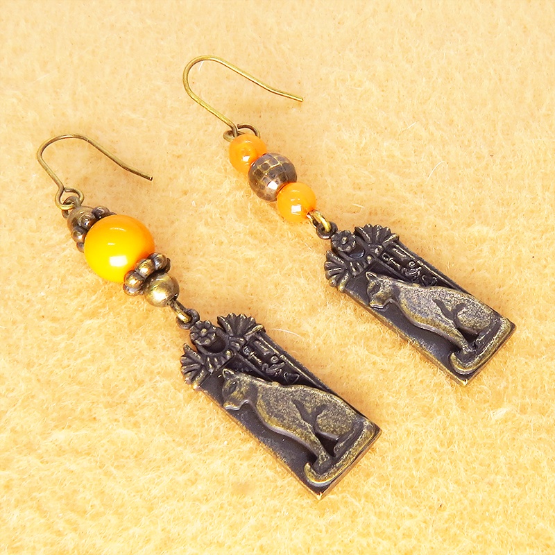 プレート タグ アシンメトリーピアス 猫の神様バステト エジプト神 アンティーク風 アクリル 真鍮 エスニック オレンジ