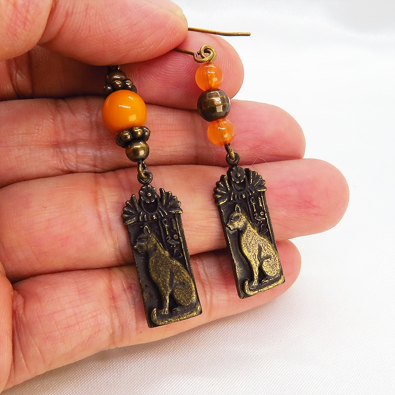 プレート タグ アシンメトリーピアス 猫の神様バステト エジプト神 アンティーク風 アクリル 真鍮 エスニック オレンジ
