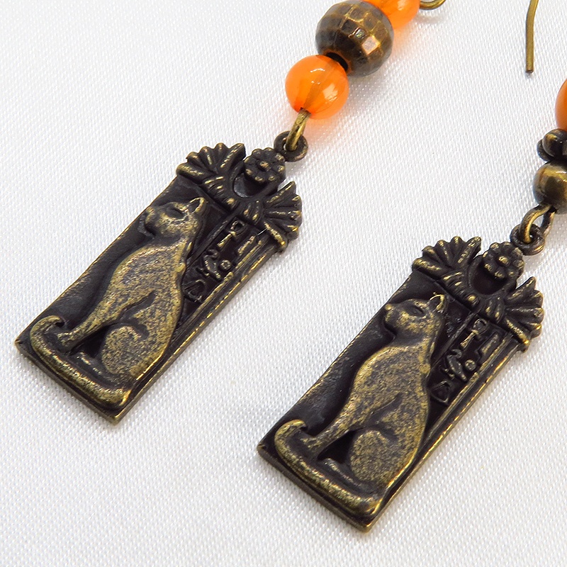 プレート タグ アシンメトリーピアス 猫の神様バステト エジプト神 アンティーク風 アクリル 真鍮 エスニック オレンジ