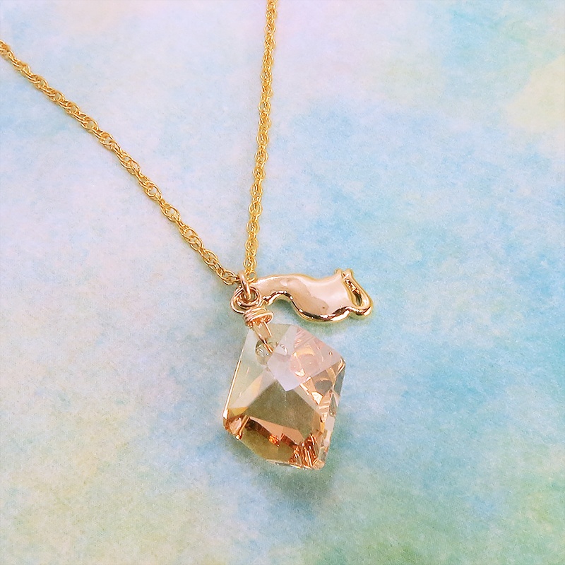 14KGF 可愛い猫シルエットモチーフと大粒スワロフスキー(ゴールドシャドー)のネックレス