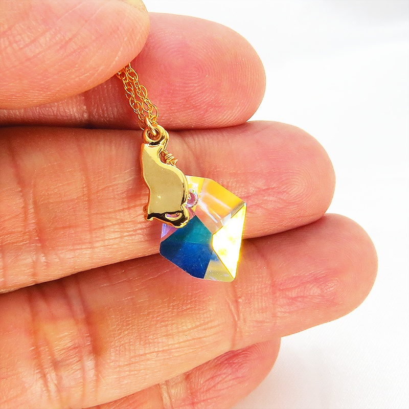 14KGF 可愛い猫シルエットモチーフと大粒スワロフスキー・クリスタル(クリスタルオーロラ)のネックレス