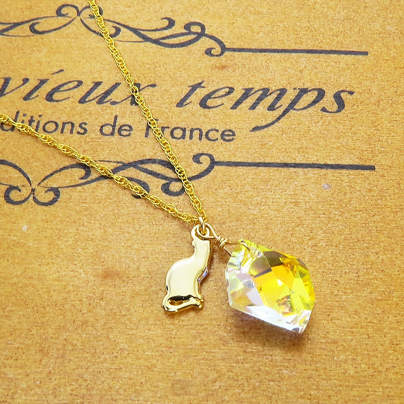 14KGF 可愛い猫シルエットモチーフと大粒スワロフスキー・クリスタル(クリスタルオーロラ)のネックレス