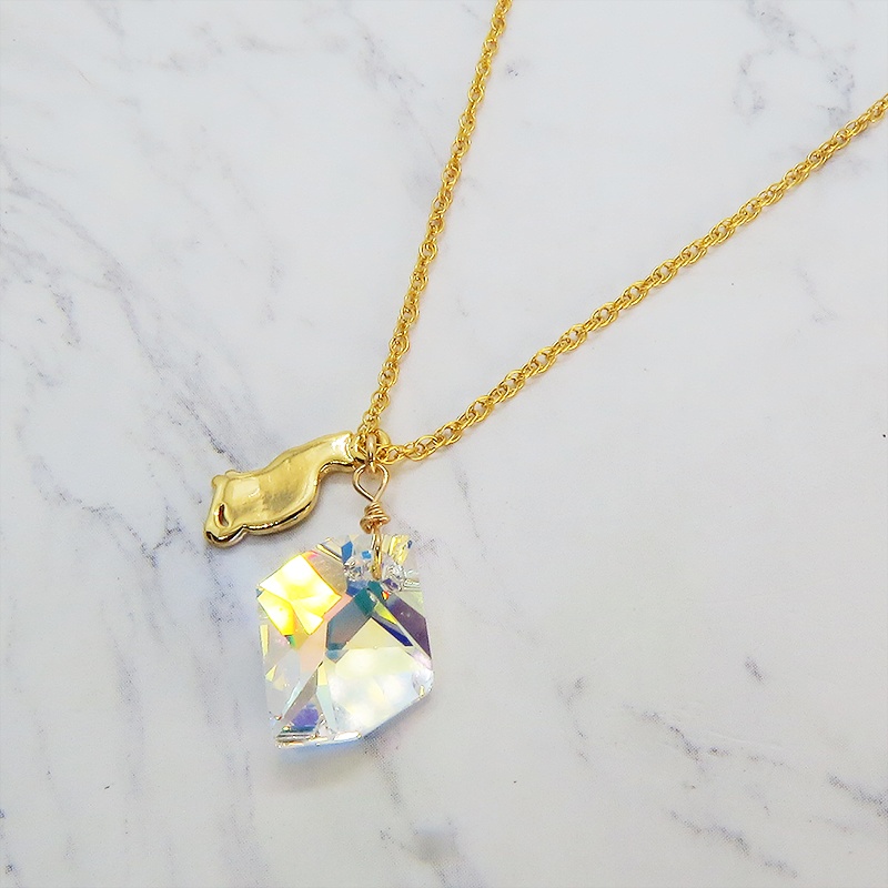 14KGF 可愛い猫シルエットモチーフと大粒スワロフスキー・クリスタル(クリスタルオーロラ)のネックレス
