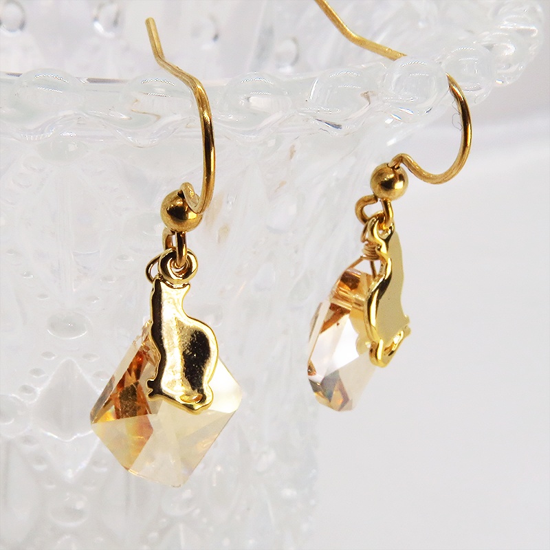 14KGF 可愛い猫シルエットモチーフと大粒スワロフスキー・クリスタル(ゴールドシャドー)のフックピアス