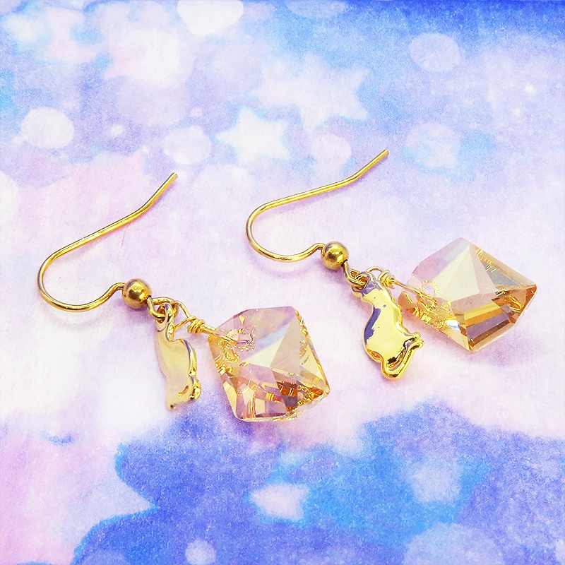 14KGF 可愛い猫シルエットモチーフと大粒スワロフスキー・クリスタル(ゴールドシャドー)のフックピアス