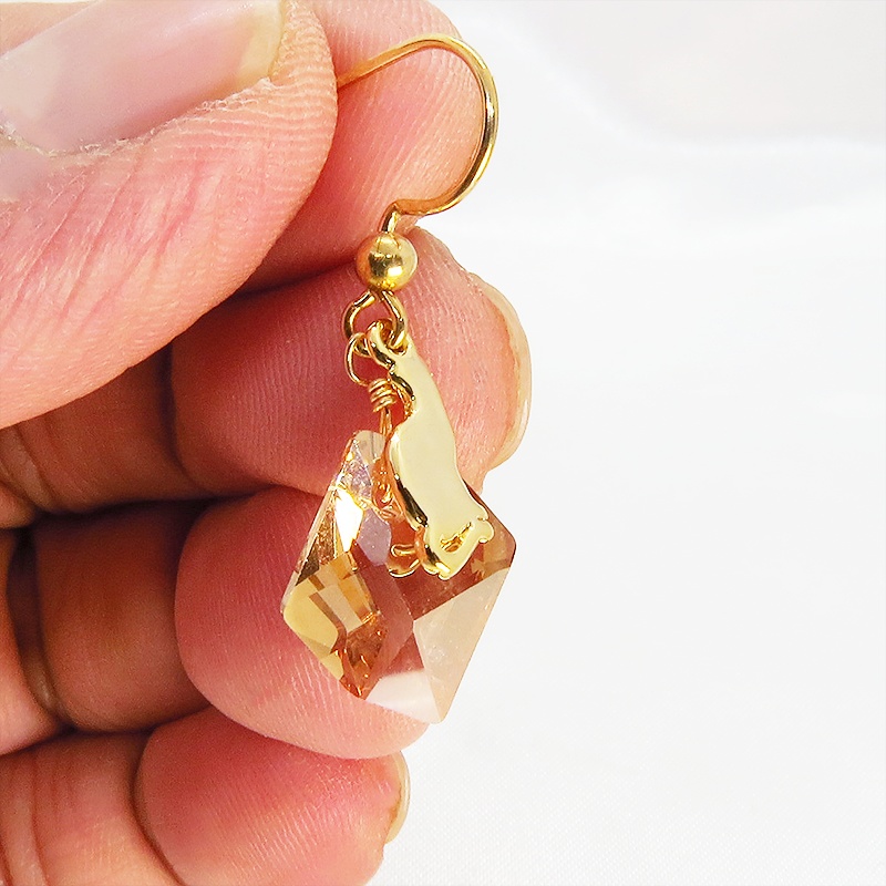 14KGF 可愛い猫シルエットモチーフと大粒スワロフスキー・クリスタル(ゴールドシャドー)のフックピアス