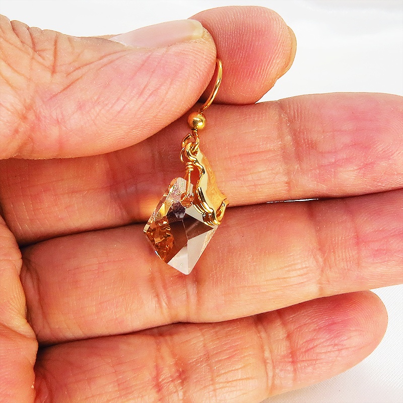 14KGF 可愛い猫シルエットモチーフと大粒スワロフスキー・クリスタル(ゴールドシャドー)のフックピアス