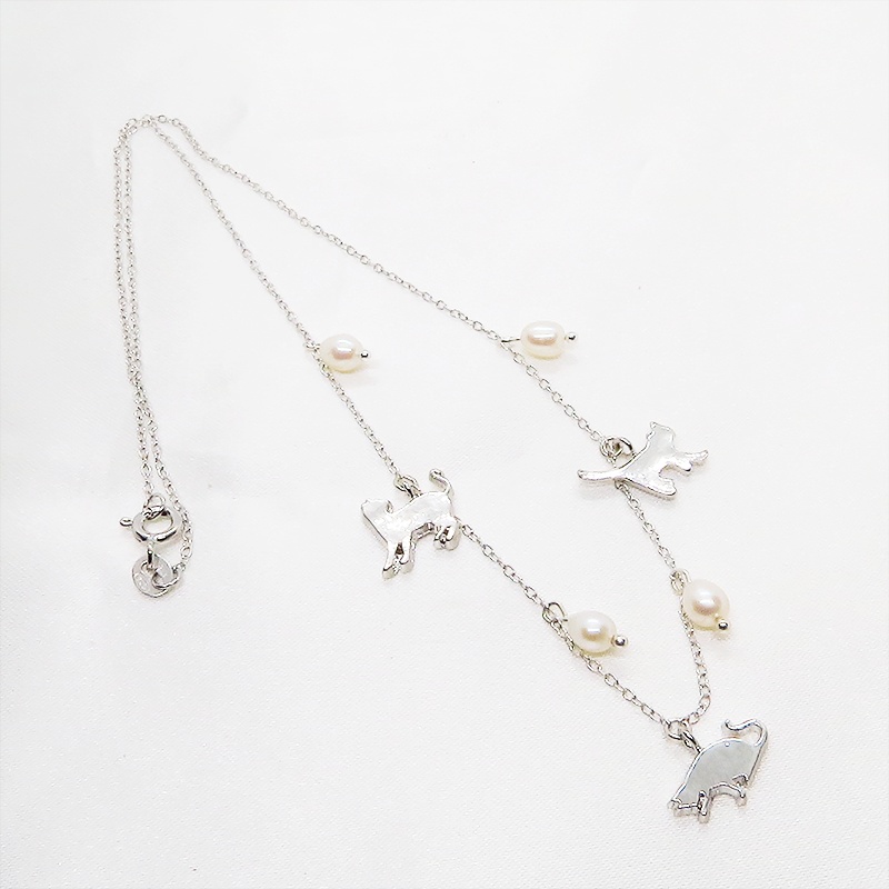 シルバー925 3匹の猫が胸元で遊ぶ大人可愛いネックレス 淡水パール