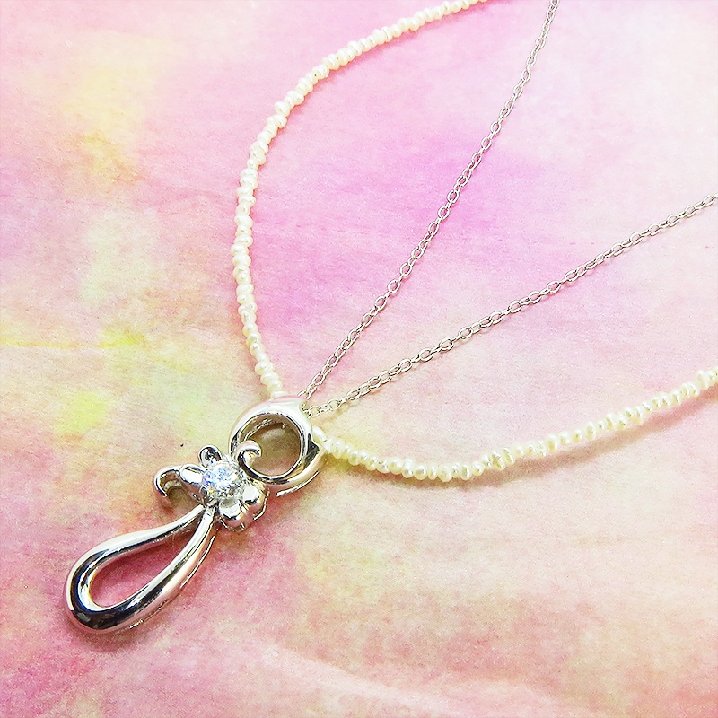 シルバー925の猫シルエットモチーフと小粒の淡水パールをつなぎ合わせたパールネックレス ジルコン