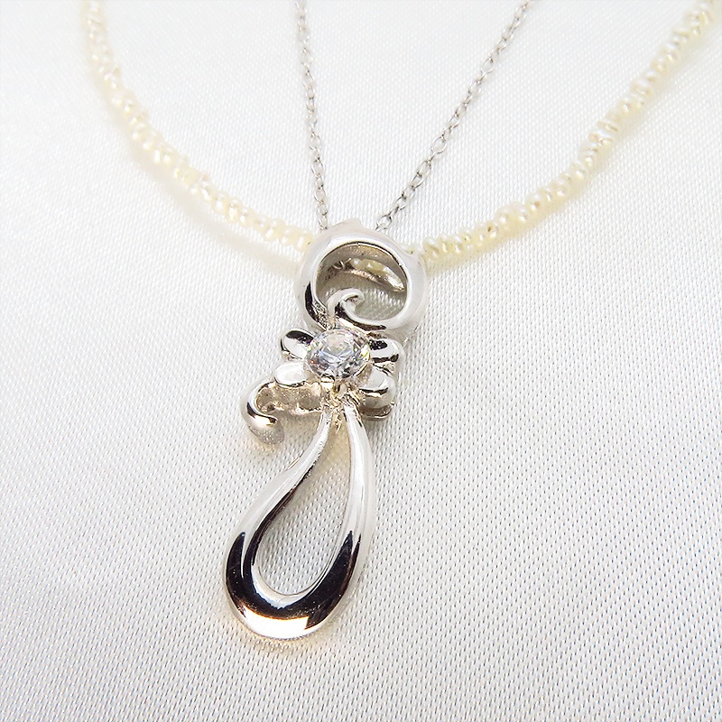 シルバー925の猫シルエットモチーフと小粒の淡水パールをつなぎ合わせたパールネックレス ジルコン