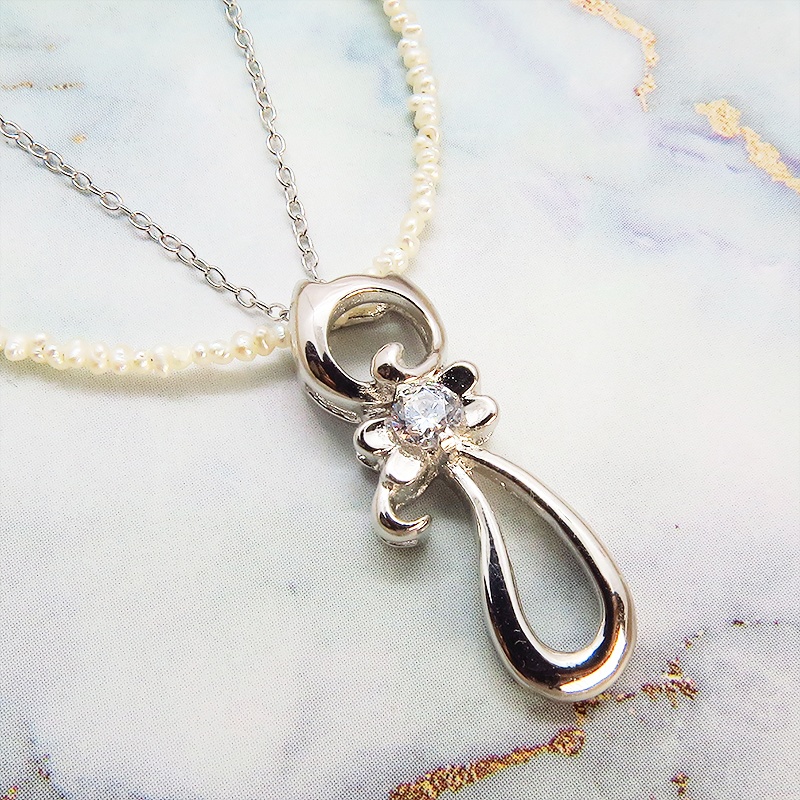 シルバー925の猫シルエットモチーフと小粒の淡水パールをつなぎ合わせたパールネックレス ジルコン