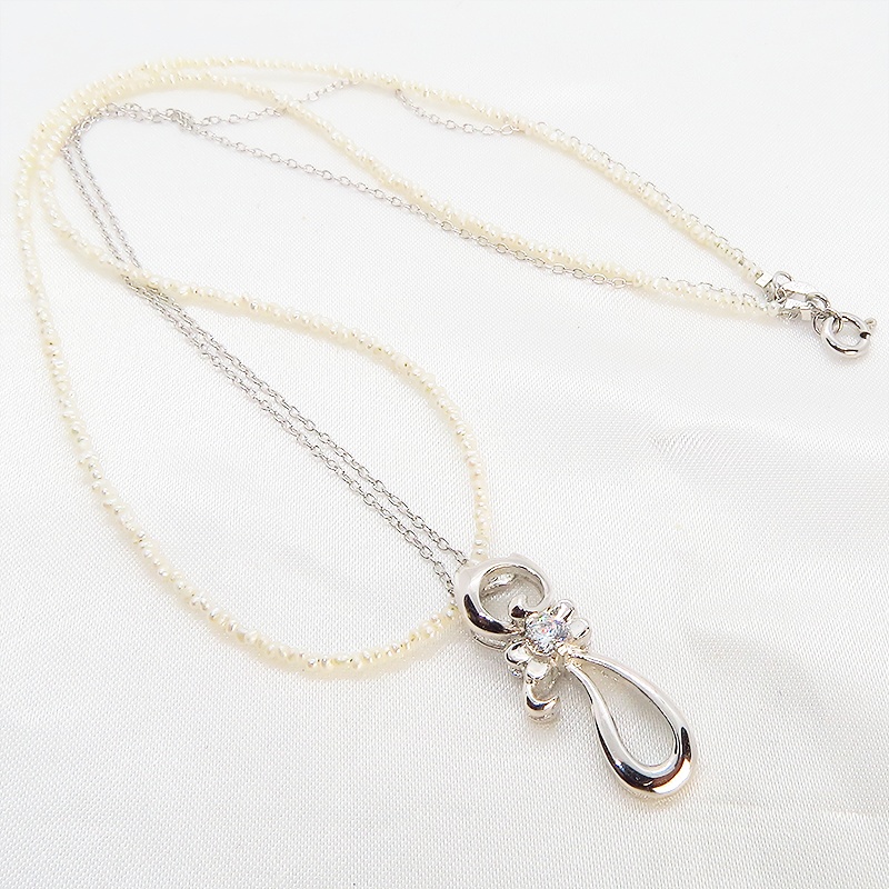 シルバー925の猫シルエットモチーフと小粒の淡水パールをつなぎ合わせたパールネックレス ジルコン