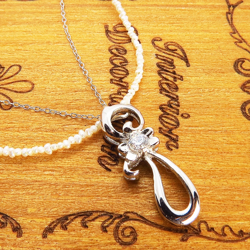 シルバー925の猫シルエットモチーフと小粒の淡水パールをつなぎ合わせたパールネックレス ジルコン