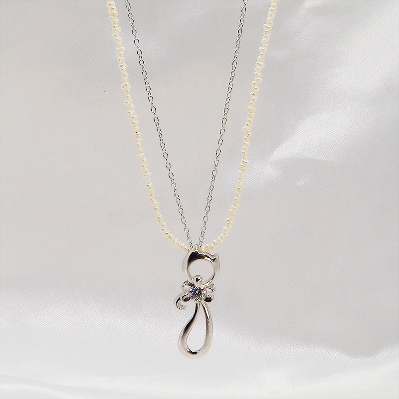 シルバー925の猫シルエットモチーフと小粒の淡水パールをつなぎ合わせたパールネックレス ジルコン