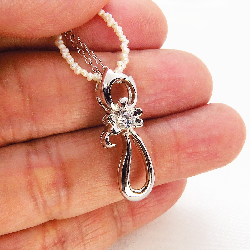 シルバー925の猫シルエットモチーフと小粒の淡水パールをつなぎ合わせたパールネックレス ジルコン