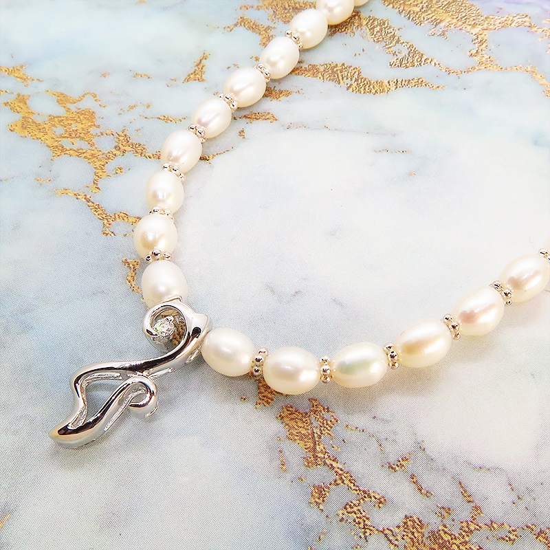 シルバー925のしなやかな猫シルエットモチーフと淡水パールをつなげたパールネックレス