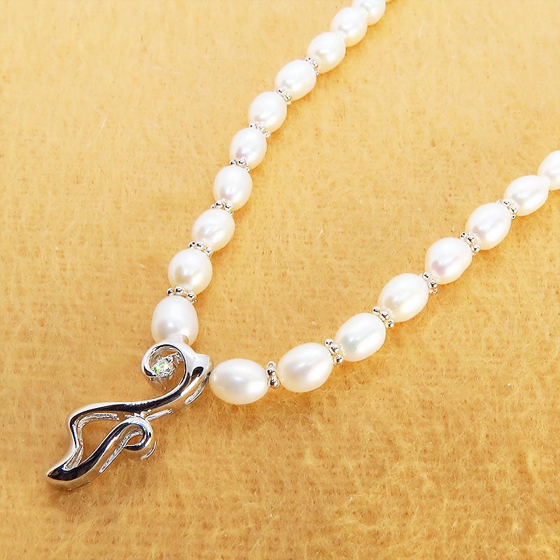 シルバー925のしなやかな猫シルエットモチーフと淡水パールをつなげたパールネックレス