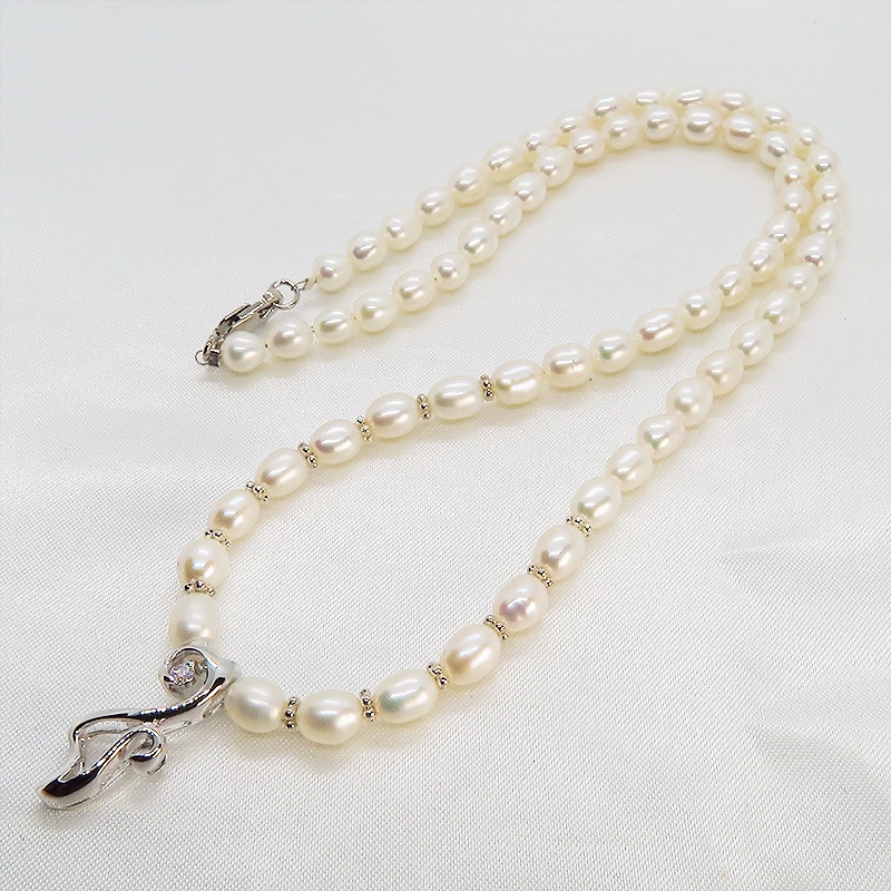 シルバー925のしなやかな猫シルエットモチーフと淡水パールをつなげたパールネックレス