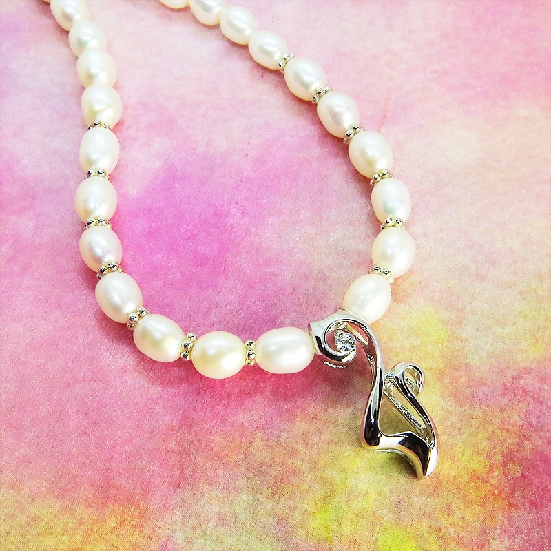 シルバー925のしなやかな猫シルエットモチーフと淡水パールをつなげたパールネックレス