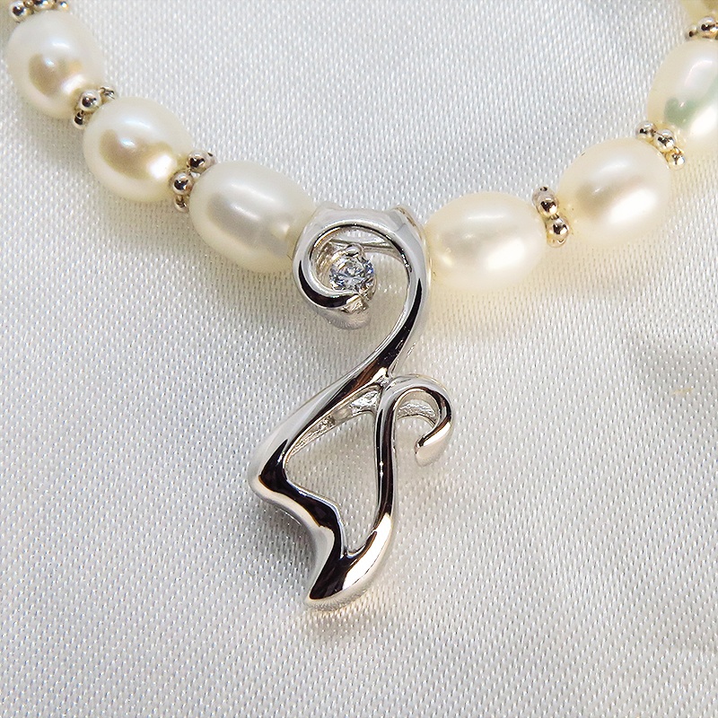 シルバー925のしなやかな猫シルエットモチーフと淡水パールをつなげたパールネックレス