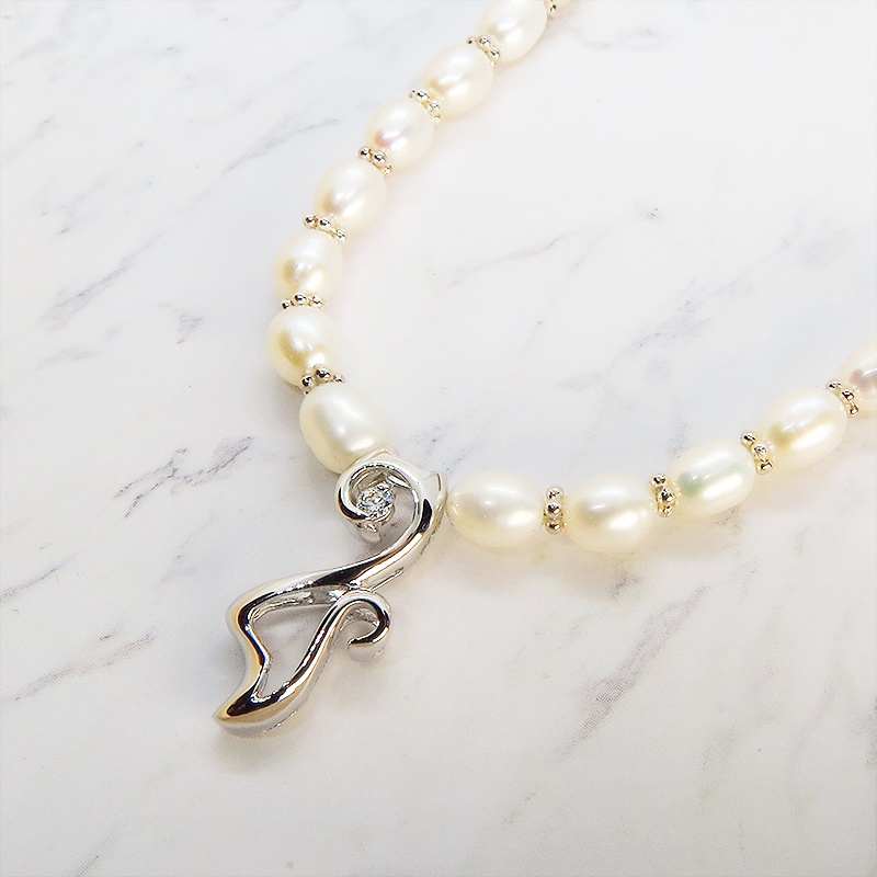 シルバー925のしなやかな猫シルエットモチーフと淡水パールをつなげたパールネックレス