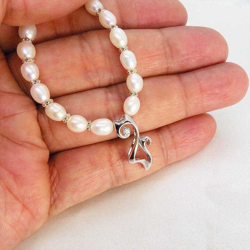 シルバー925のしなやかな猫シルエットモチーフと淡水パールをつなげたパールネックレス