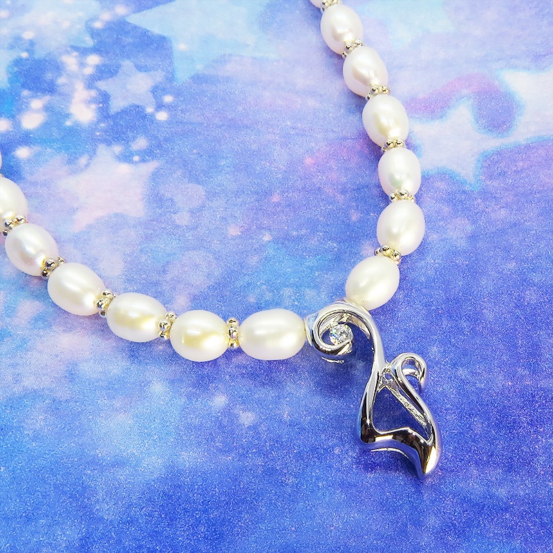 シルバー925のしなやかな猫シルエットモチーフと淡水パールをつなげたパールネックレス