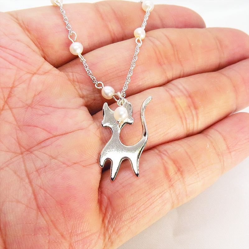 優しい曲線の猫シルエットモチーフの大人可愛いシルバー925ネックレス 淡水パール 親猫 子猫