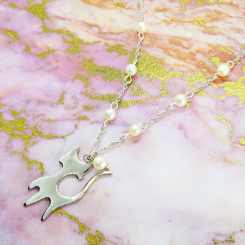 優しい曲線の猫シルエットモチーフの大人可愛いシルバー925ネックレス 淡水パール 親猫 子猫