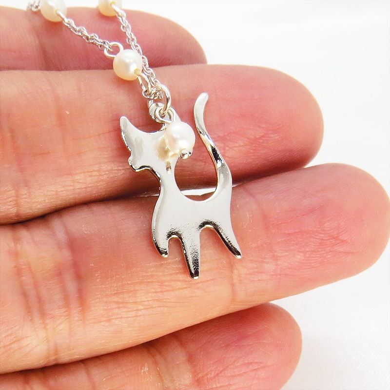 優しい曲線の猫シルエットモチーフの大人可愛いシルバー925ネックレス 淡水パール 親猫 子猫