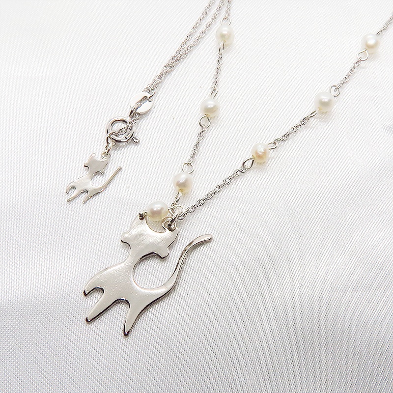 優しい曲線の猫シルエットモチーフの大人可愛いシルバー925ネックレス 淡水パール 親猫 子猫