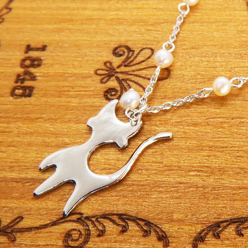 優しい曲線の猫シルエットモチーフの大人可愛いシルバー925ネックレス 淡水パール 親猫 子猫