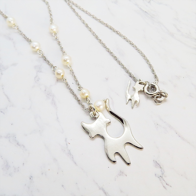 優しい曲線の猫シルエットモチーフの大人可愛いシルバー925ネックレス 淡水パール 親猫 子猫
