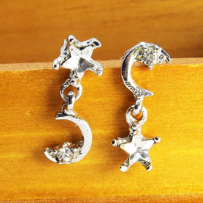 シルバーカラー 揺れて輝く三日月と星のアシンメトリーなスタッドピアス ラインストーン