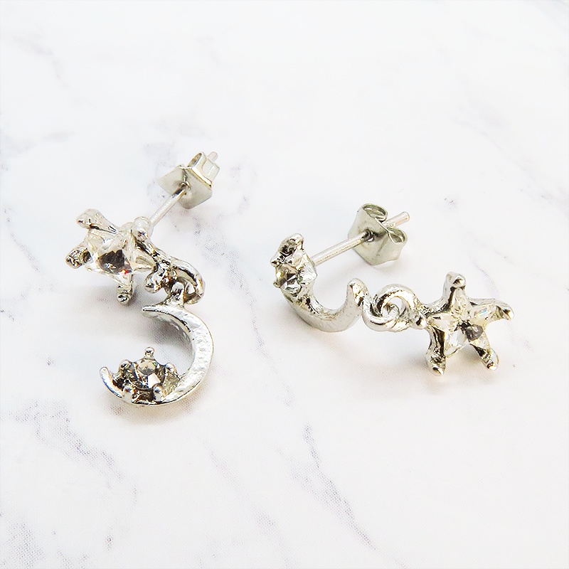 シルバーカラー 揺れて輝く三日月と星のアシンメトリーなスタッドピアス ラインストーン