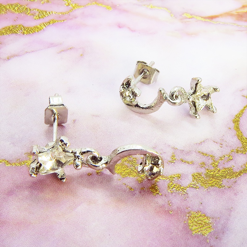 シルバーカラー 揺れて輝く三日月と星のアシンメトリーなスタッドピアス ラインストーン