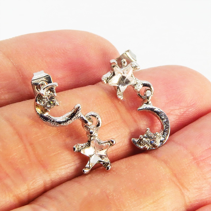 シルバーカラー 揺れて輝く三日月と星のアシンメトリーなスタッドピアス ラインストーン