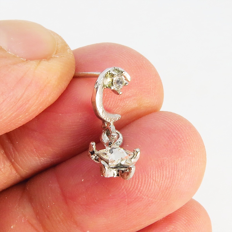シルバーカラー 揺れて輝く三日月と星のアシンメトリーなスタッドピアス ラインストーン