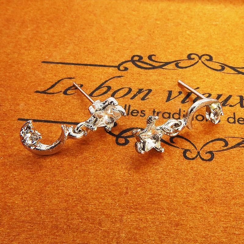 シルバーカラー 揺れて輝く三日月と星のアシンメトリーなスタッドピアス ラインストーン