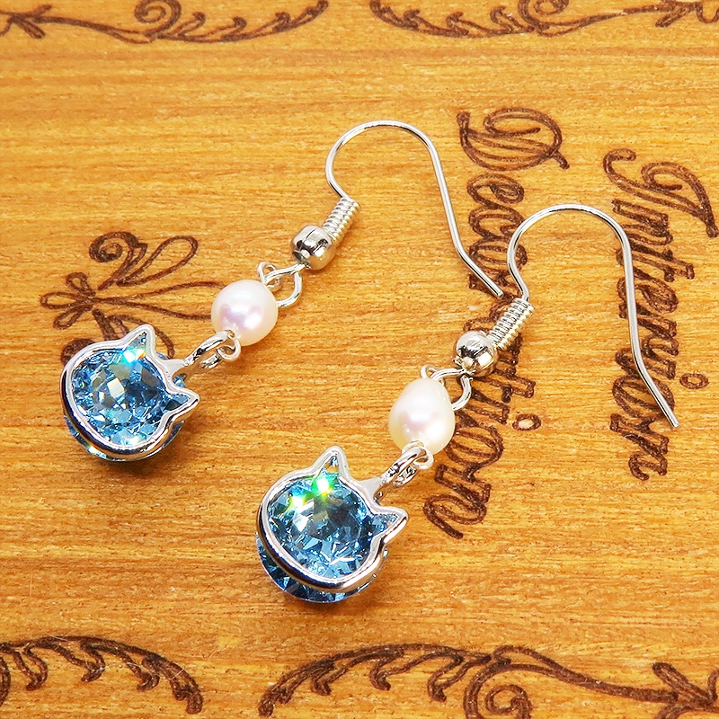 猫フレームのスワロフスキー(アクアマリン)と淡水パールを組合せた大人可愛いフックピアス サージカル可