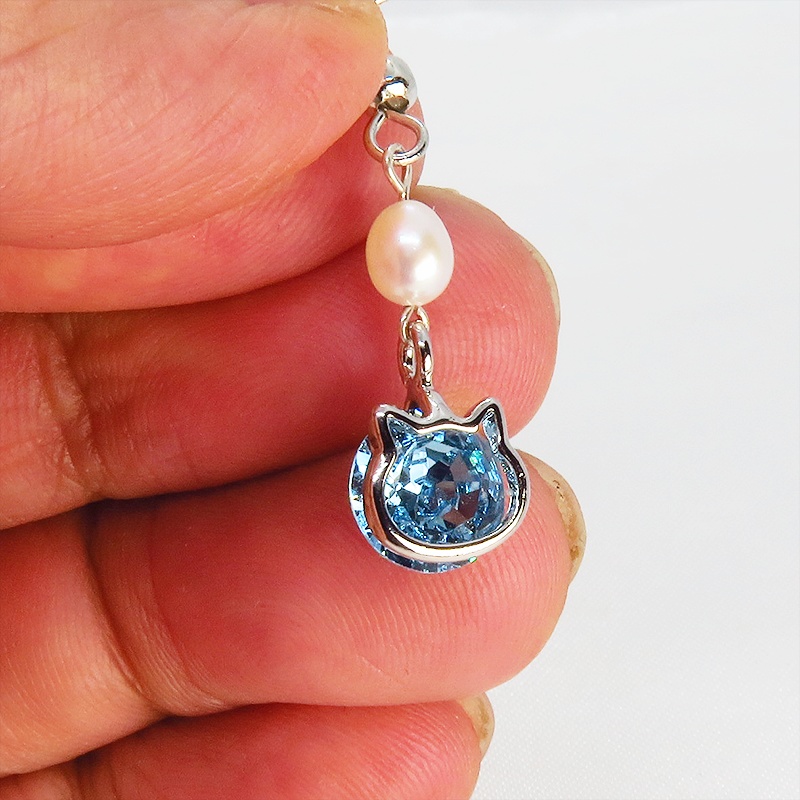 猫フレームのスワロフスキー(アクアマリン)と淡水パールを組合せた大人可愛いフックピアス サージカル可