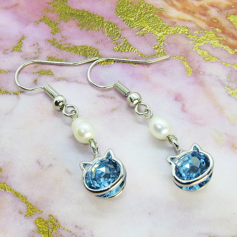 猫フレームのスワロフスキー(アクアマリン)と淡水パールを組合せた大人可愛いフックピアス サージカル可