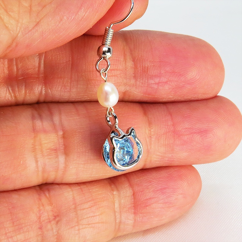 猫フレームのスワロフスキー(アクアマリン)と淡水パールを組合せた大人可愛いフックピアス サージカル可