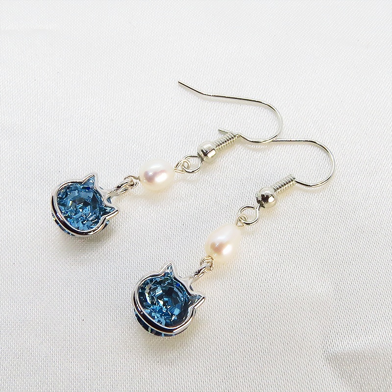 猫フレームのスワロフスキー(アクアマリン)と淡水パールを組合せた大人可愛いフックピアス サージカル可
