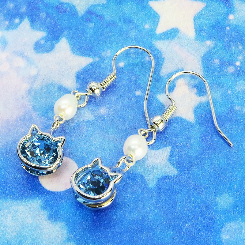 猫フレームのスワロフスキー(アクアマリン)と淡水パールを組合せた大人可愛いフックピアス サージカル可